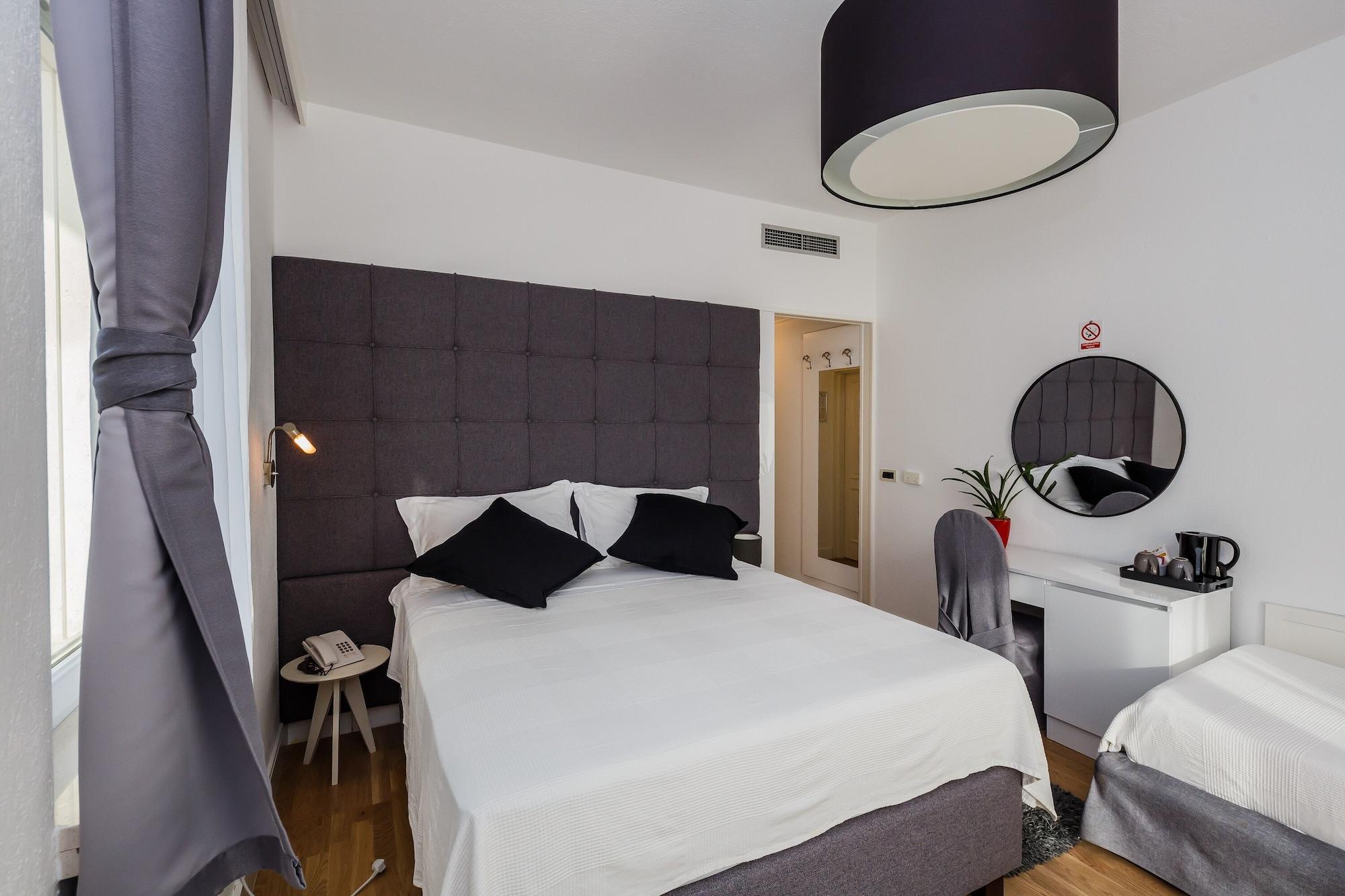 Hotel Villa Zarko Kaštel Stari Eksteriør billede