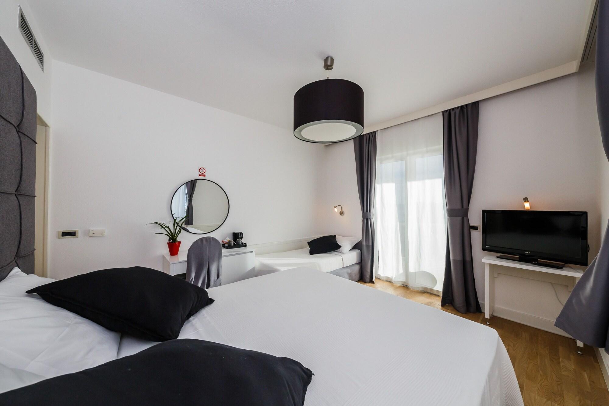 Hotel Villa Zarko Kaštel Stari Eksteriør billede