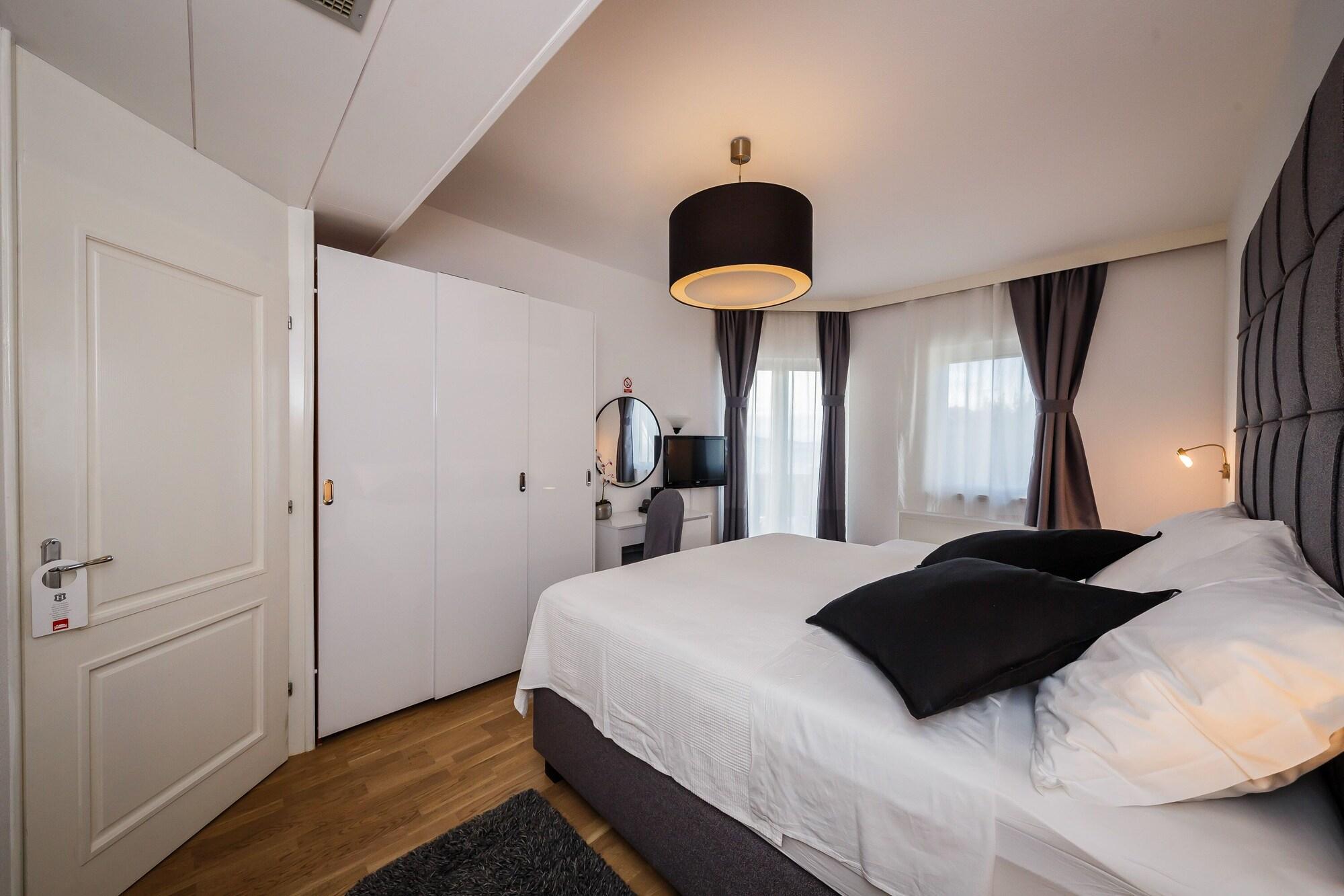 Hotel Villa Zarko Kaštel Stari Eksteriør billede