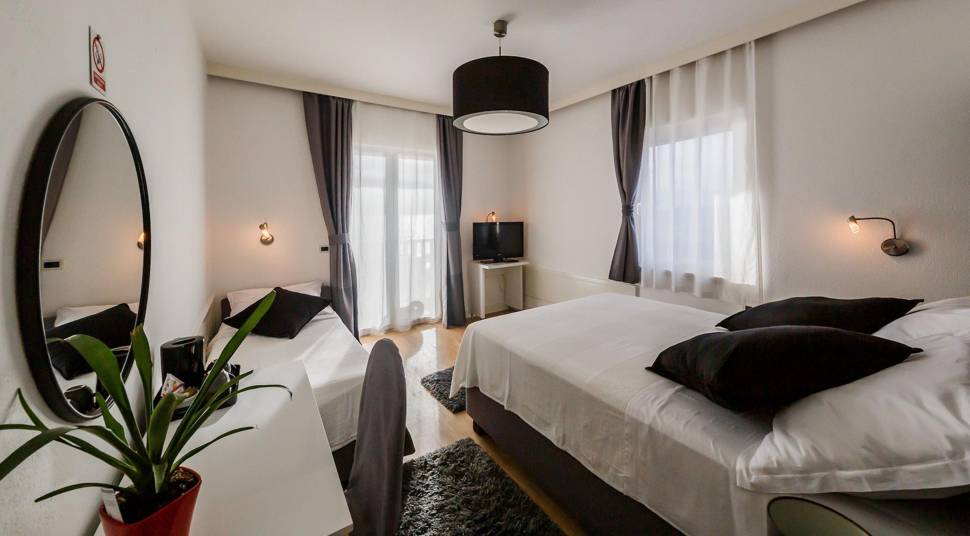 Hotel Villa Zarko Kaštel Stari Eksteriør billede