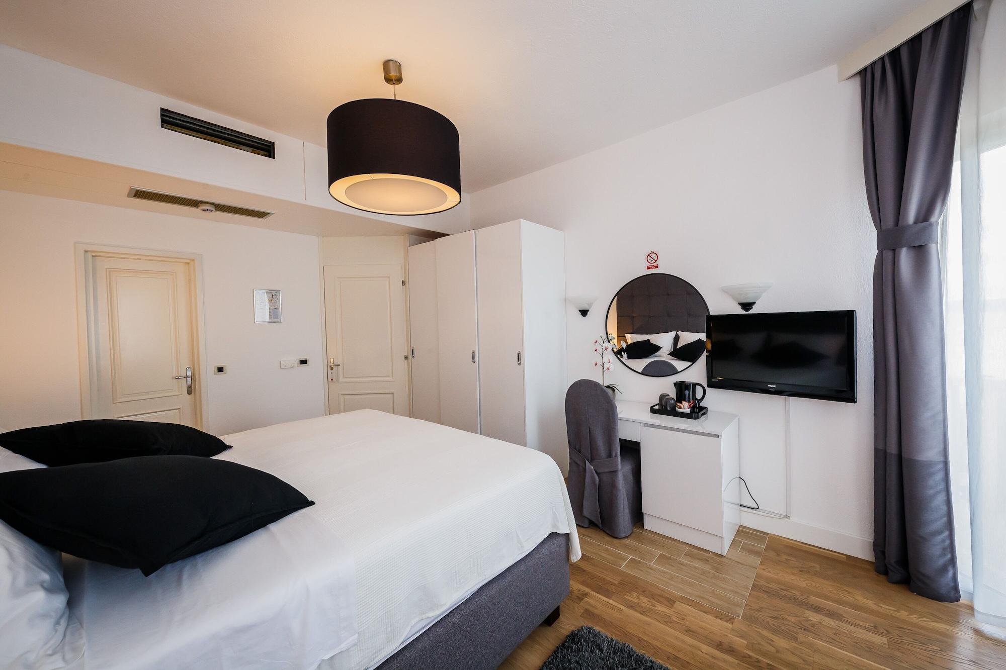 Hotel Villa Zarko Kaštel Stari Eksteriør billede