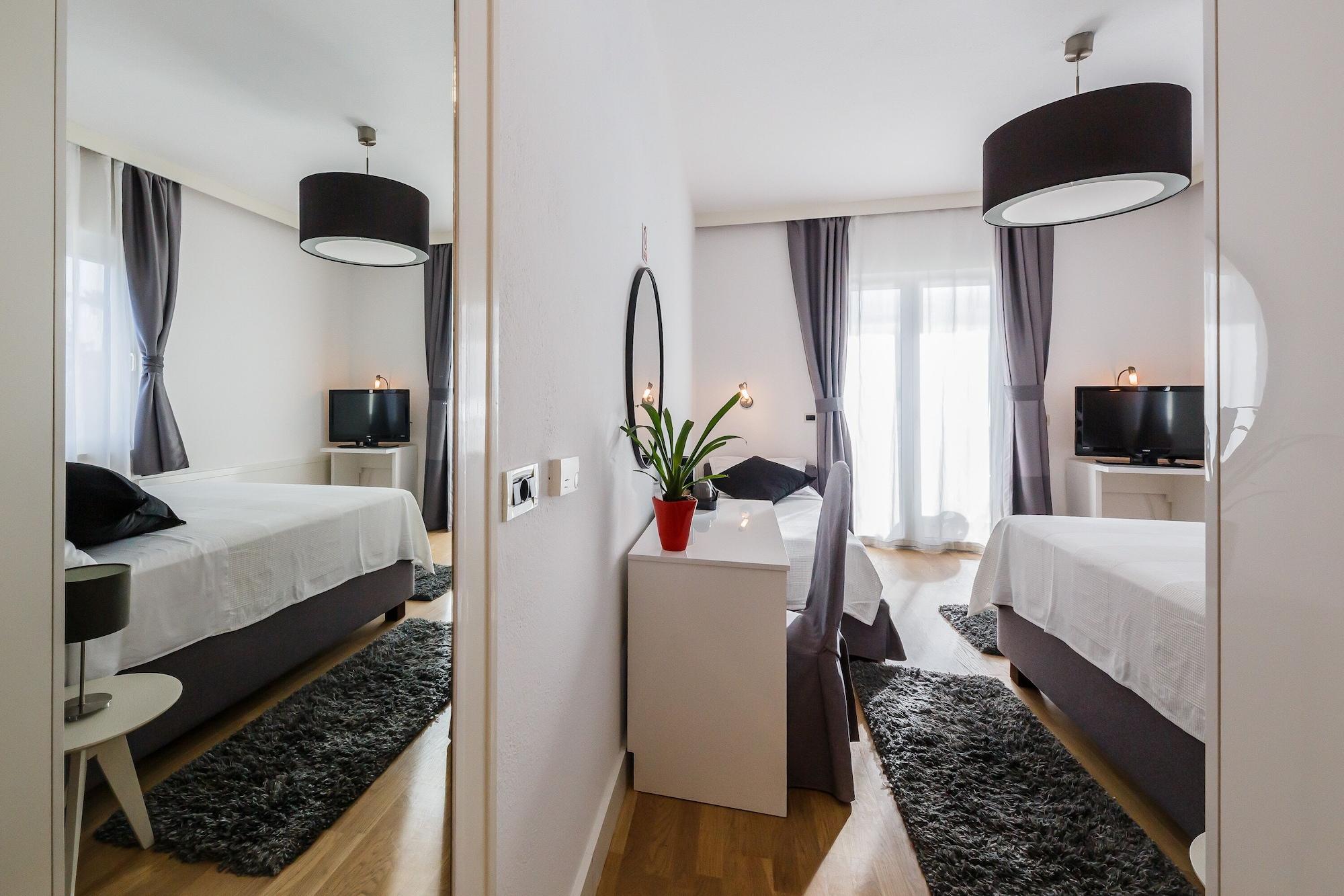 Hotel Villa Zarko Kaštel Stari Eksteriør billede