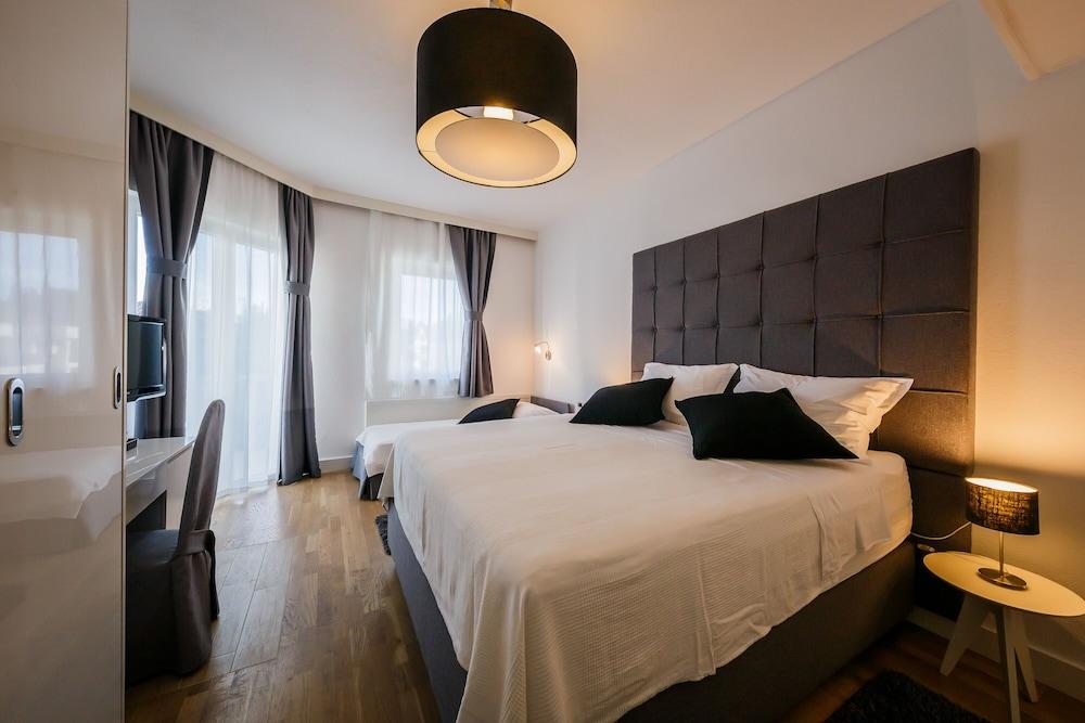 Hotel Villa Zarko Kaštel Stari Eksteriør billede